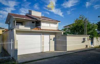 Imagem: A casa possui 4 Dormitórios, 2 Banheiros, 1 Vaga na garagem