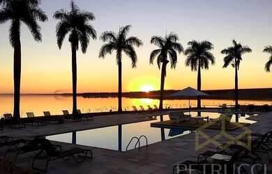 Imagem: O terreno e possui Dormitórios, Suítes, Banheiros, 600-0m²