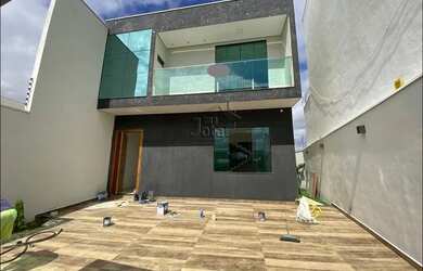 Imagem: A casa possui 3 Dormitórios, 4 Banheiros, 2 Vagas na garagem