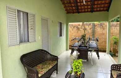 Imagem: A casa possui 2 Dormitórios, 2 Banheiros, 2 Vagas na garagem