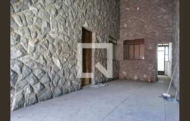 Imagem: A casa possui 5 Dormitórios, 4 Banheiros, 4 Vagas na garagem