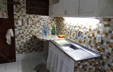 Imagem: A casa possui 2 Dormitórios, 1 Banheiro, 2 Vagas na garagem