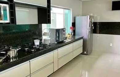 Imagem: A casa em condomínio possui 4 Dormitórios, 4 Banheiros, 3