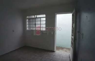 Imagem: A casa possui 1 Dormitório, 2 Banheiros, 2 Vagas na garagem