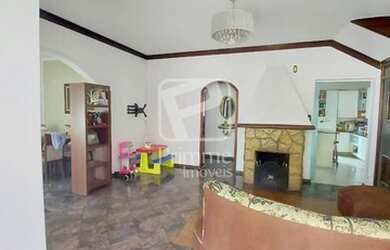 Imagem: A casa possui 5 Dormitórios, 3 Banheiros, 3 Vagas na garagem