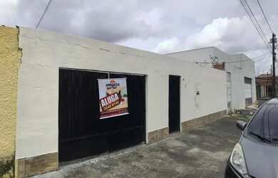 Imagem: A casa possui 2 Dormitórios, 3 Vagas na garagem e está localizado