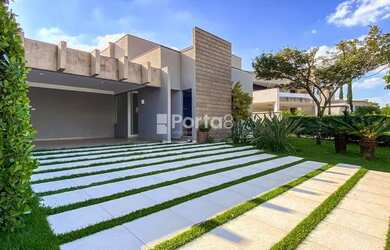 Imagem: A casa em condomínio possui 4 Dormitórios, 5 Banheiros, 4