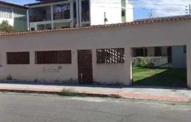 Imagem: A casa possui 4 Dormitórios, 4 Banheiros, 4 Vagas na garagem