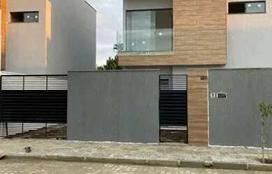 Imagem: A casa possui 3 Dormitórios, 2 Banheiros, 2 Vagas na garagem