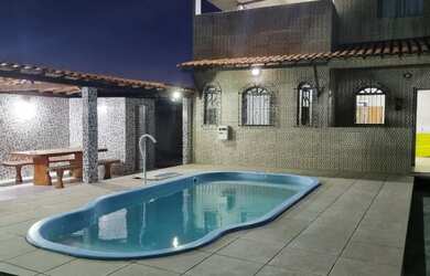 Imagem: A casa possui 4 Dormitórios, 4 Banheiros, 5 Vagas na garagem