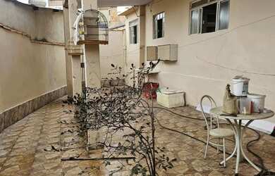 Imagem: A casa possui 3 Dormitórios, 1 Banheiro, 1 Vaga na garagem