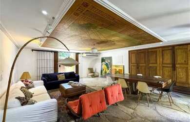 Imagem: A casa possui 3 Dormitórios, 2 Banheiros, 320m² de Área e