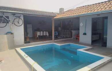 Imagem: A casa possui 3 Dormitórios, 2 Banheiros, 2 Vagas na garagem