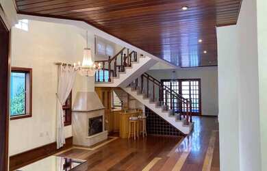 Imagem: A casa em condomínio possui 4 Dormitórios, 5 Banheiros, 354m²