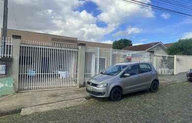 Imagem: A casa possui 3 Dormitórios, 1 Banheiro, 4 Vagas na garagem