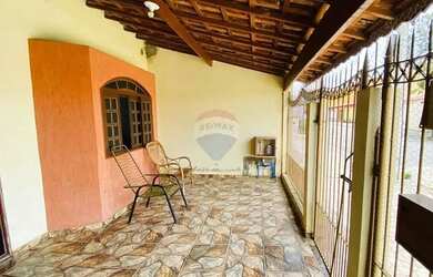 Imagem: A casa possui 3 Dormitórios, 2 Banheiros, 2 Vagas na garagem