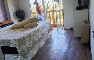 Imagem: A casa possui 2 Dormitórios, Acomodam 6 pessoas e 2 Vagas na