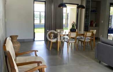 Imagem: A casa possui 4 Dormitórios, 2 Banheiros, 2 Vagas na garagem