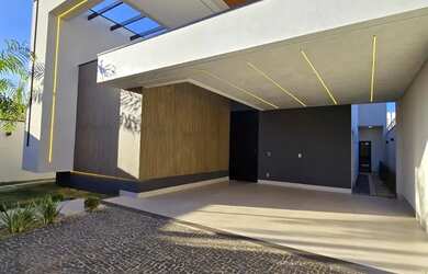 Imagem: A casa possui 3 Dormitórios, 4 Banheiros, 4 Vagas na garagem