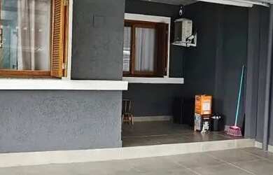 Imagem: A casa possui 3 Dormitórios, 1 Banheiro, 2 Vagas na garagem