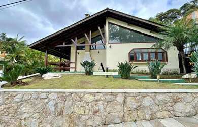 Imagem: A casa em condomínio possui 4 Dormitórios, 4 Banheiros, 5