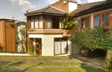 Imagem: A casa em condomínio possui 4 Dormitórios, 5 Banheiros, 4