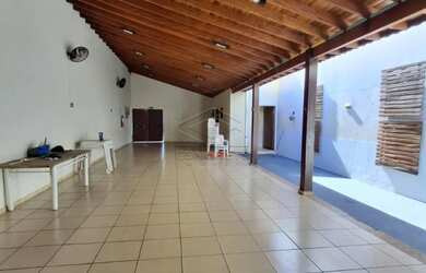 Imagem: A casa possui 1 Dormitório, 2 Banheiros, 160m² de Área e