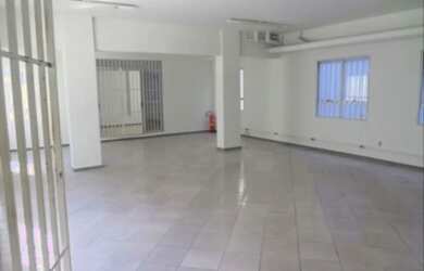 Imagem: O depósito possui 5 Vagas na garagem e 1100m² de Área e está