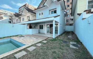 Imagem: A casa em condomínio possui 5 Dormitórios, 4 Banheiros, 3