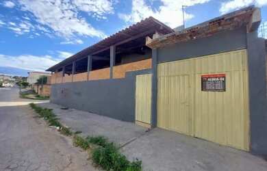 Imagem: A casa possui 3 Dormitórios, 2 Banheiros, 1 Vaga na garagem