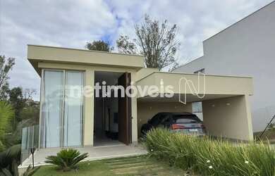 Imagem: A casa possui 4 Dormitórios, 1 Banheiro, 1 Vaga na garagem