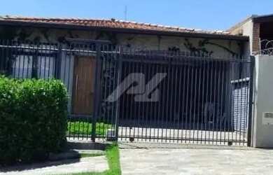 Imagem: A casa possui 3 Dormitórios, 3 Banheiros, 4 Vagas na garagem