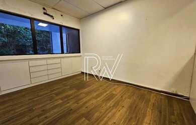 Imagem: O depósito possui 2 Vagas na garagem e 72m² de Área e está