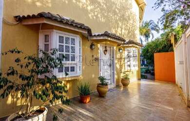 Imagem: A casa possui 5 Dormitórios, 5 Banheiros, 5 Vagas na garagem