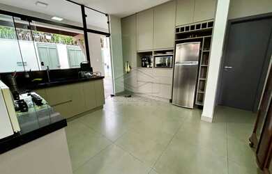 Imagem: A casa possui 5 Dormitórios, 4 Banheiros, 3 Vagas na garagem