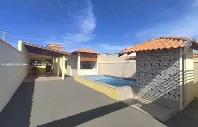 Imagem: A casa possui 3 Dormitórios, 3 Banheiros, 2 Vagas na garagem