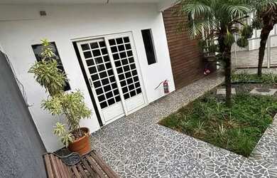 Imagem: A casa possui 5 Dormitórios, 5 Banheiros, 4 Vagas na garagem