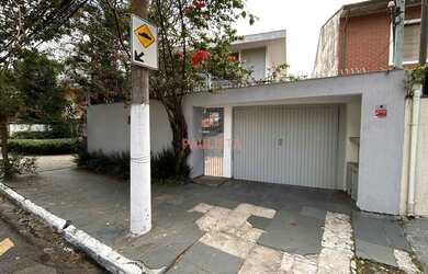 Imagem: O depósito possui 5 Vagas na garagem e 240m² de Área e está