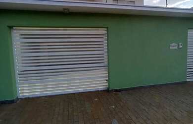 Imagem: A casa possui 4 Dormitórios, 2 Banheiros, 3 Vagas na garagem