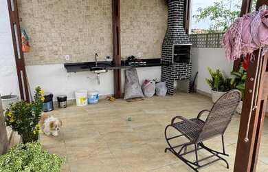 Imagem: A casa possui 3 Dormitórios, 2 Banheiros, 2 Vagas na garagem