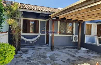 Imagem: A casa possui 2 Dormitórios, 2 Banheiros, 2 Vagas na garagem