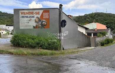 Imagem: A casa possui 4 Dormitórios, 5 Banheiros e 330m² de Área