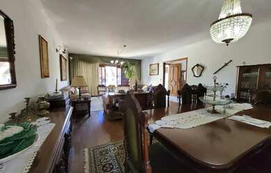 Imagem: A casa possui 4 Dormitórios, 5 Banheiros, 4 Vagas na garagem