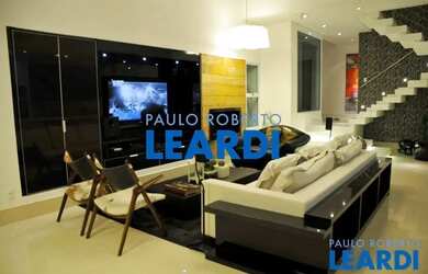 Imagem: A casa possui 3 Dormitórios, 5 Banheiros, 5 Vagas na garagem