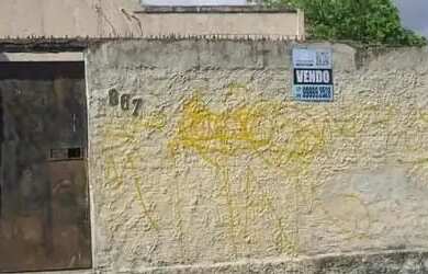 Imagem: A casa possui 3 Dormitórios, 1 Banheiro e está localizado