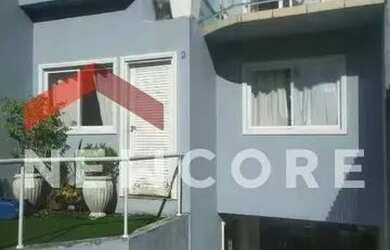 Imagem: A casa possui 3 Dormitórios, 3 Banheiros, 4 Vagas na garagem