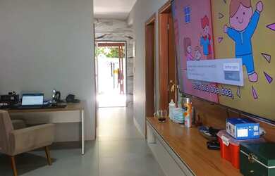 Imagem: A casa possui 2 Dormitórios, 2 Banheiros, 5 Vagas na garagem