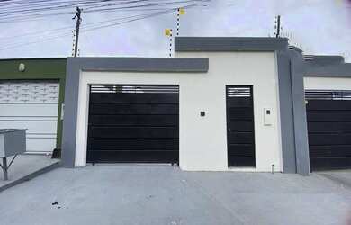 Imagem: A casa possui 2 Dormitórios, 2 Banheiros, 2 Vagas na garagem