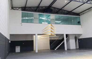 Imagem: O depósito possui 1 Vaga na garagem e 240m² de Área e está