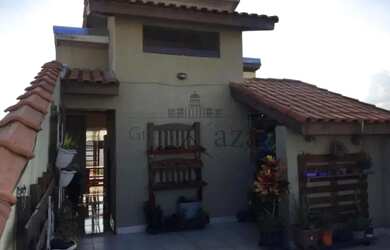 Imagem: A casa possui 3 Dormitórios, 4 Banheiros, 2 Vagas na garagem